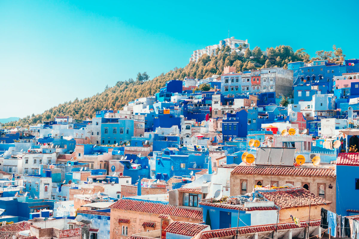 Les maisons bleues de Chefchaouen sur le flanc du Rif