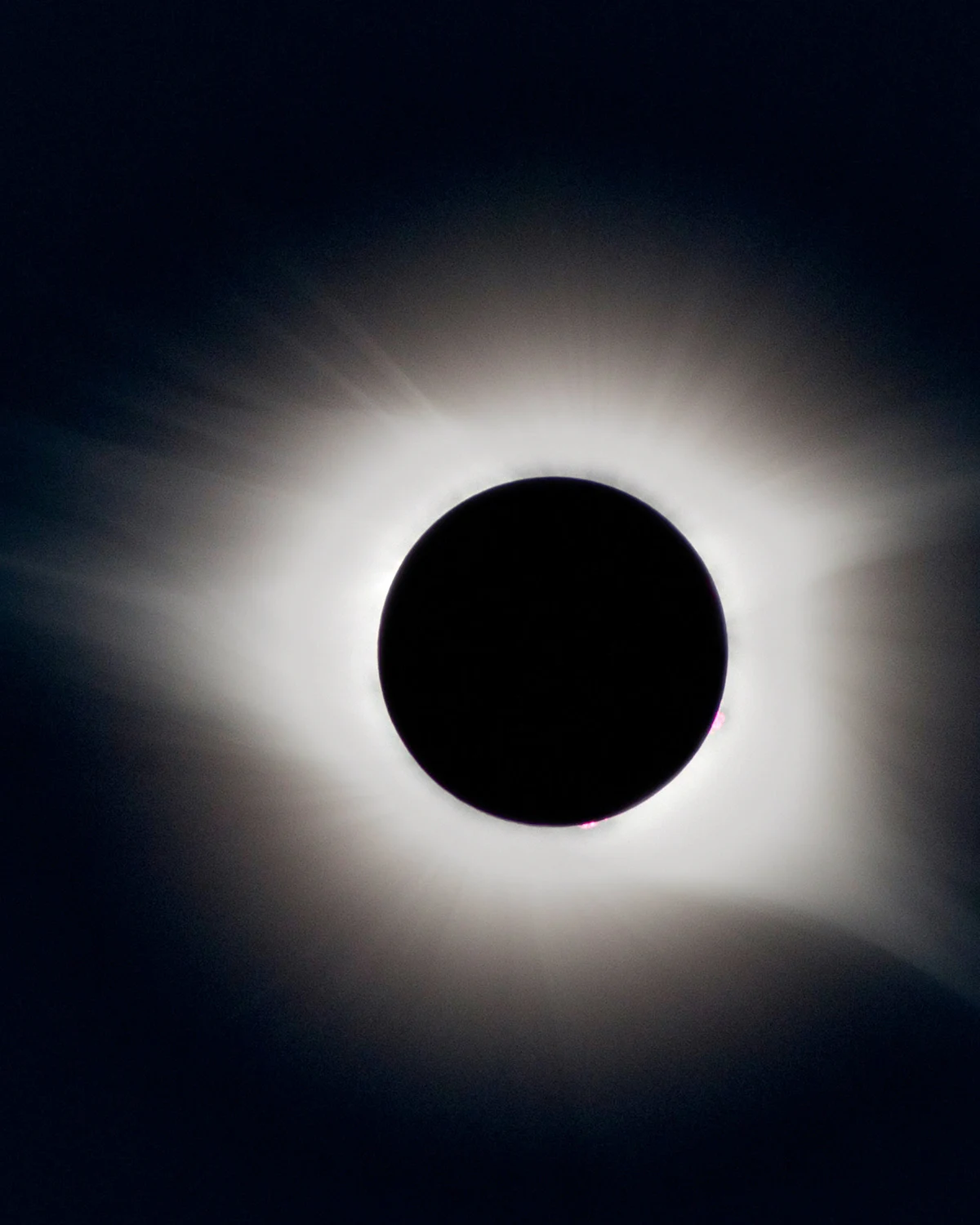 Éclipse totale de Soleil : la Lune cache le Soleil et la couronne brille autour